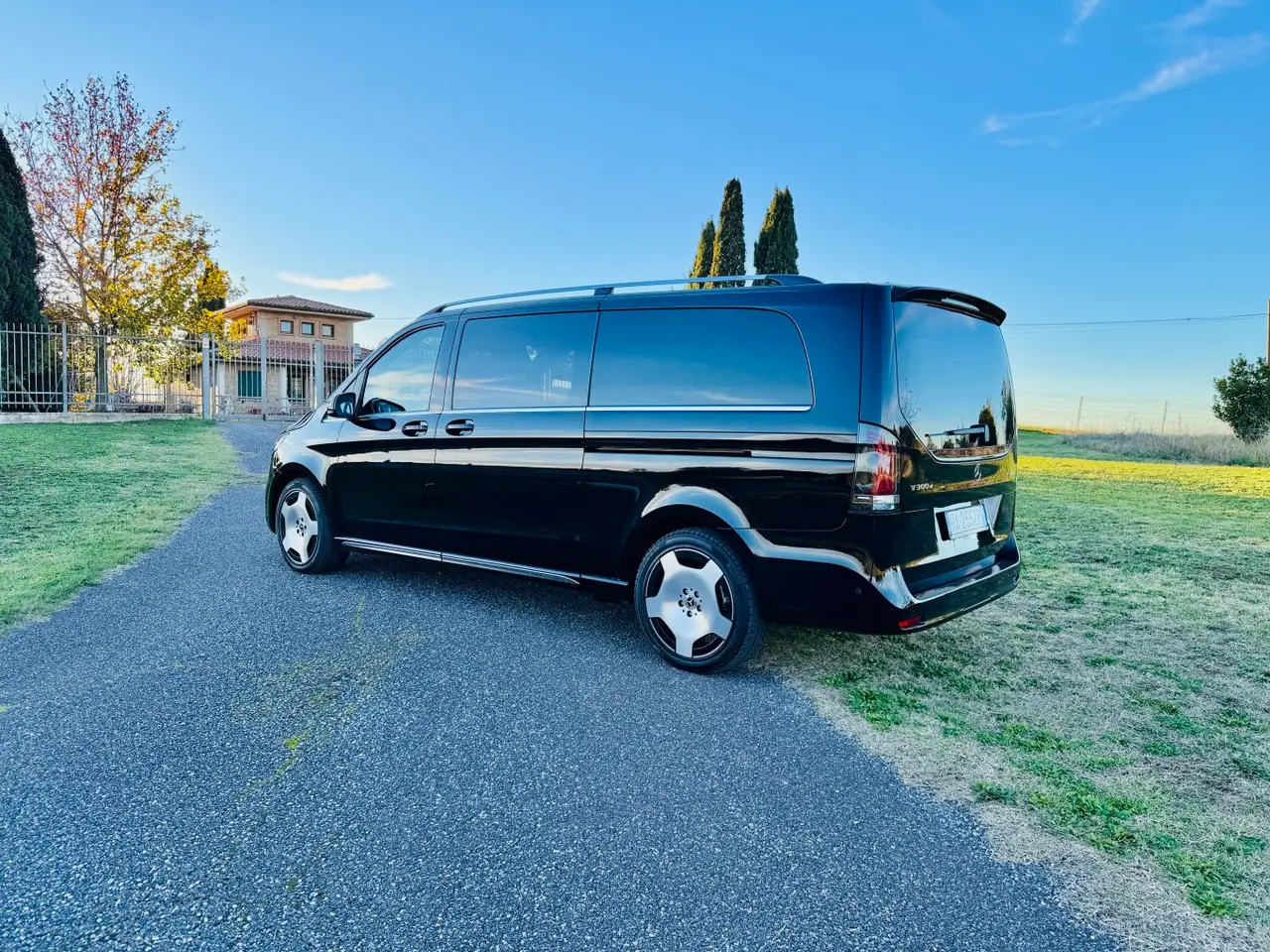 Mercedes Benz V300 4x4 XL Exclusive 7 seats 2025, esterno — Rome Luxury Car Rental, Roma. Il Mercedes Benz V300 4x4 XL Exclusive del 2025 è pensato per chi deve spostare un gruppo…