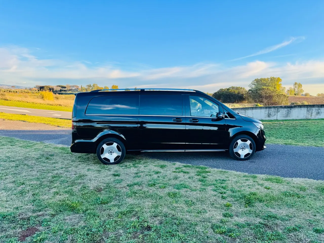 Mercedes Benz V300 4x4 XL Exclusive 7 seats 2025, vista frontale — Rome Luxury Car Rental, Roma. Il Mercedes Benz V300 4x4 XL Exclusive del 2025 è pensato per chi deve spostare un gruppo…