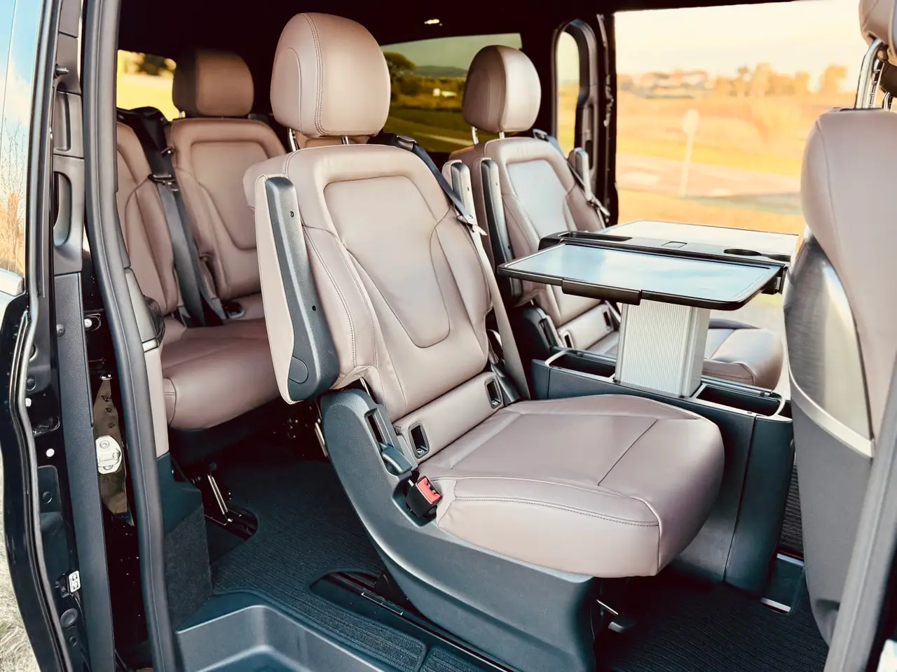 Mercedes Benz V300 4x4 XL Exclusive 7 seats 2025, vista posteriore — Rome Luxury Car Rental, Roma. Il Mercedes Benz V300 4x4 XL Exclusive del 2025 è pensato per chi deve spostare un gruppo…