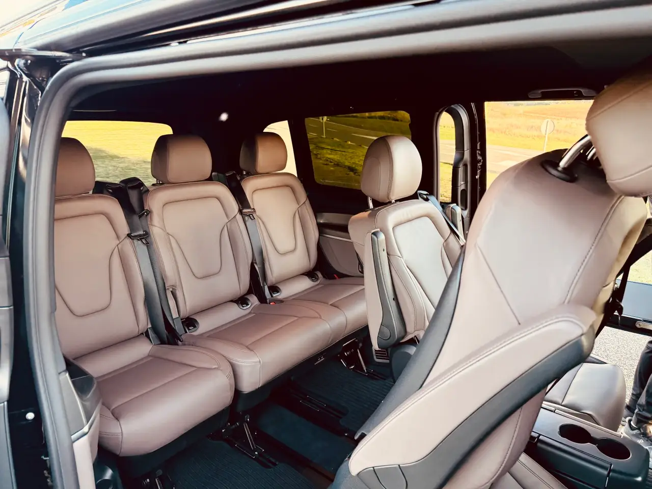 Mercedes Benz V300 4x4 XL Exclusive 7 seats 2025, interni — Rome Luxury Car Rental, Roma. Il Mercedes Benz V300 4x4 XL Exclusive del 2025 è pensato per chi deve spostare un gruppo…