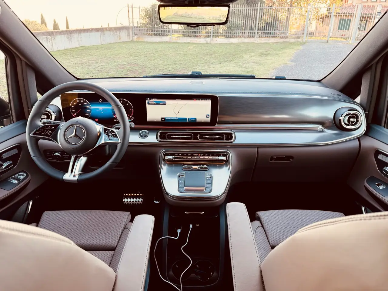 Mercedes Benz V300 4x4 XL Exclusive 7 seats 2025, cruscotto — Rome Luxury Car Rental, Roma. Il Mercedes Benz V300 4x4 XL Exclusive del 2025 è pensato per chi deve spostare un gruppo…