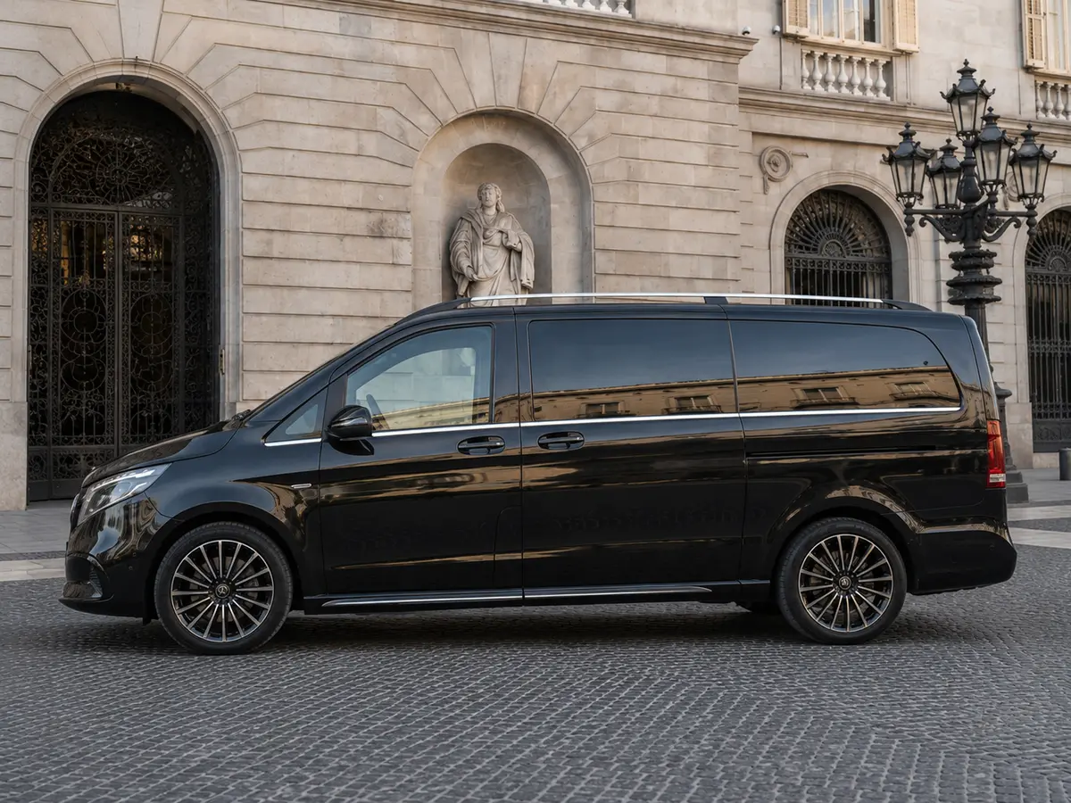 Mercedes Benz V300 4x4 XL Exclusive 7 seats 2025, внешний вид — Rome Luxury Car Rental, Рим. Mercedes-Benz V300 4x4 XL Exclusive 2025 года — это минивэн на 7 мест с полным приводом и…
