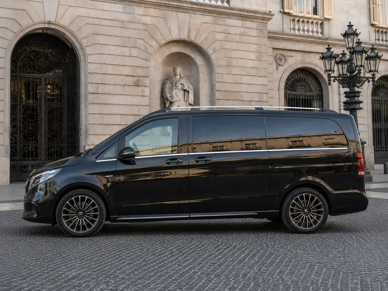 Mercedes Benz V300 4x4 XL Exclusive 7 seats 2025, внешний вид — Rome Luxury Car Rental, Рим. Mercedes-Benz V300 4x4 XL Exclusive 2025 года — это минивэн на 7 мест с полным приводом и…