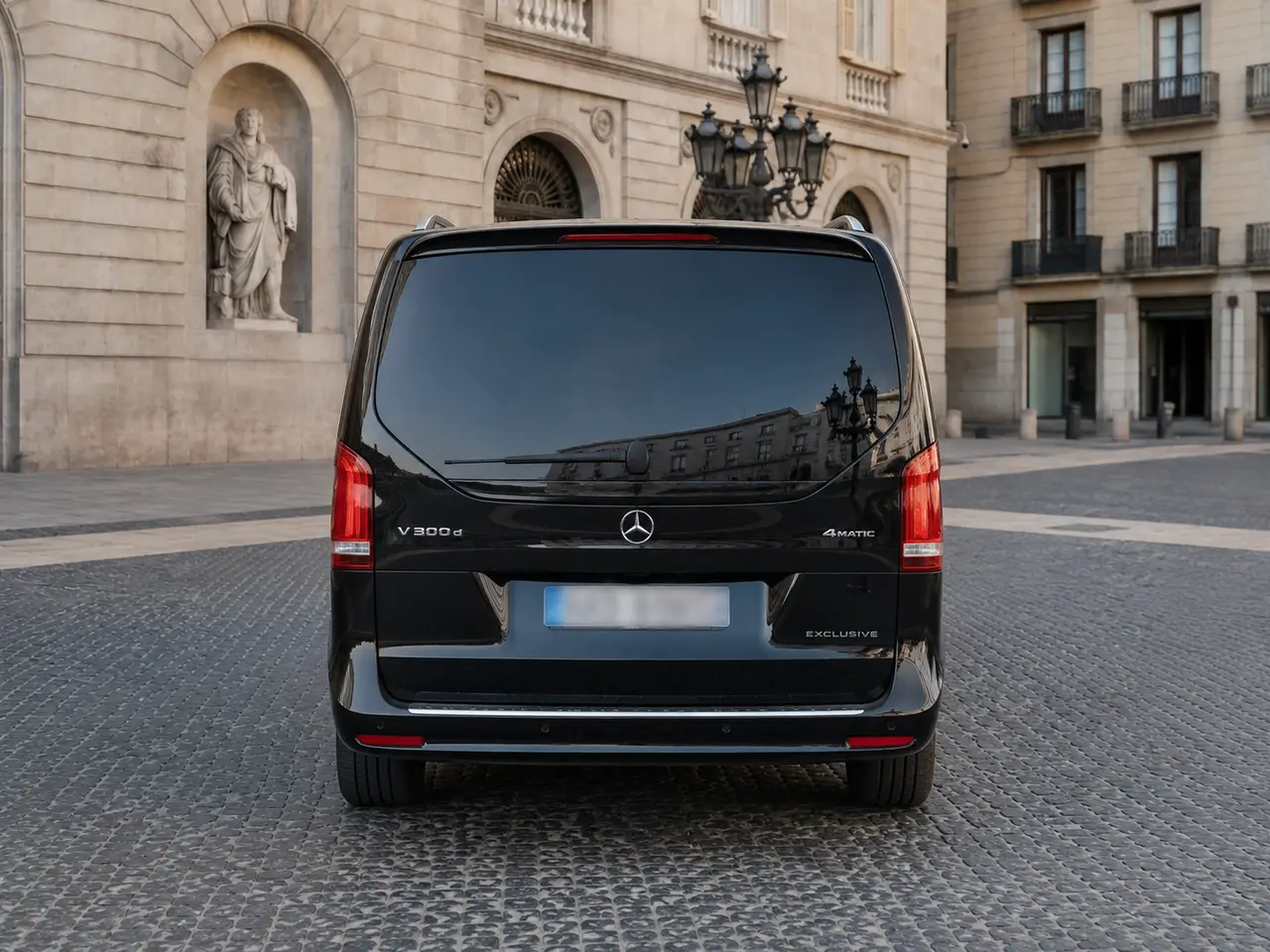 Mercedes Benz V300 4x4 XL Exclusive 7 seats 2025, вид сзади — Rome Luxury Car Rental, Рим. Mercedes-Benz V300 4x4 XL Exclusive 2025 года — это минивэн на 7 мест с полным приводом и…