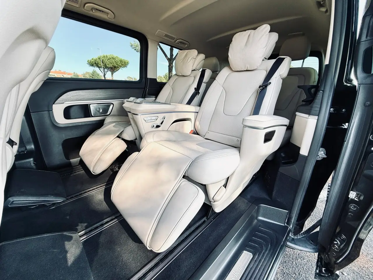 Mercedes Benz V300 4x4 XL VIP (Captain, 7 seat) 2025, esterno — Rome Luxury Car Rental, Roma. Il Mercedes Benz V300 4x4 XL VIP, versione Captain a 7 posti, è la risposta a chi deve…