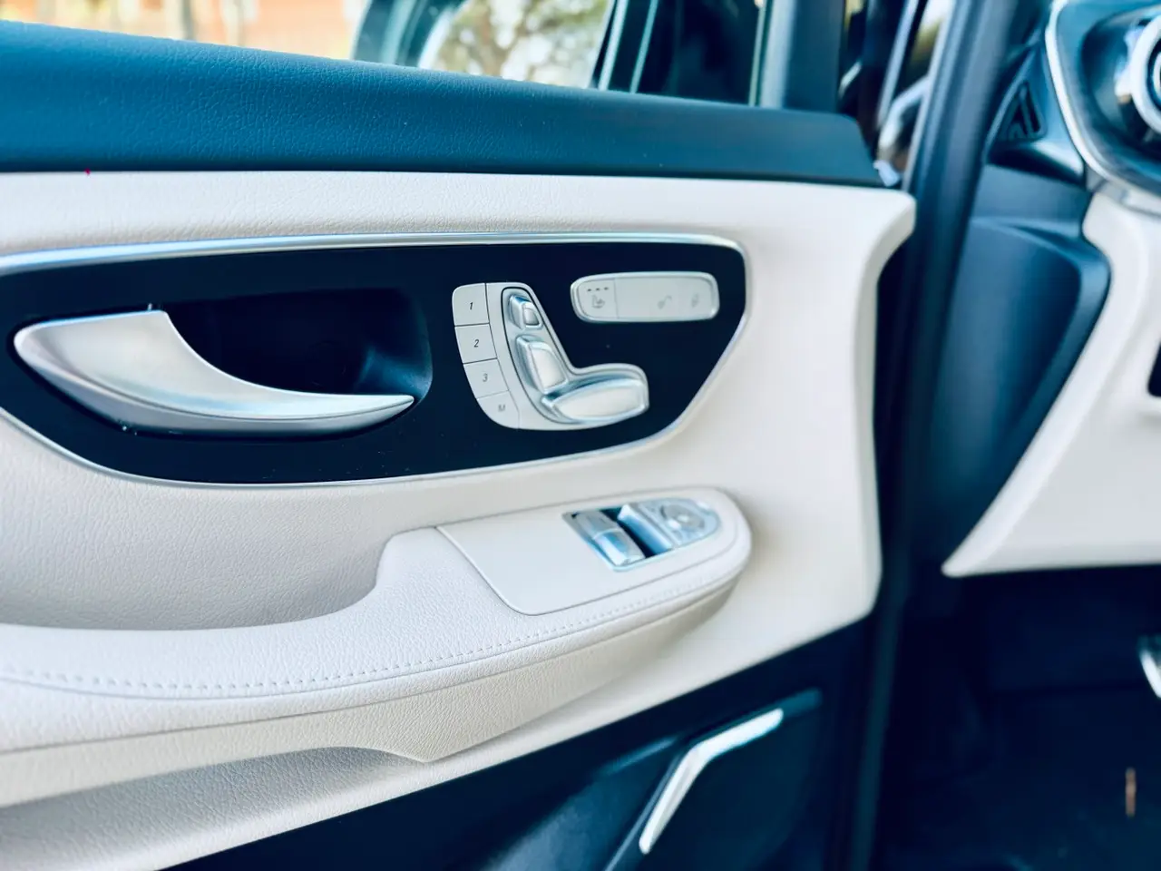 Mercedes Benz V300 4x4 XL VIP (Captain, 7 seat) 2025, vista frontale — Rome Luxury Car Rental, Roma. Il Mercedes Benz V300 4x4 XL VIP, versione Captain a 7 posti, è la risposta a chi deve…