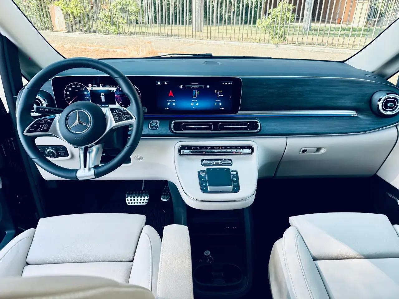 Mercedes Benz V300 4x4 XL VIP (Captain, 7 seat) 2025, vista posteriore — Rome Luxury Car Rental, Roma. Il Mercedes Benz V300 4x4 XL VIP, versione Captain a 7 posti, è la risposta a chi deve…