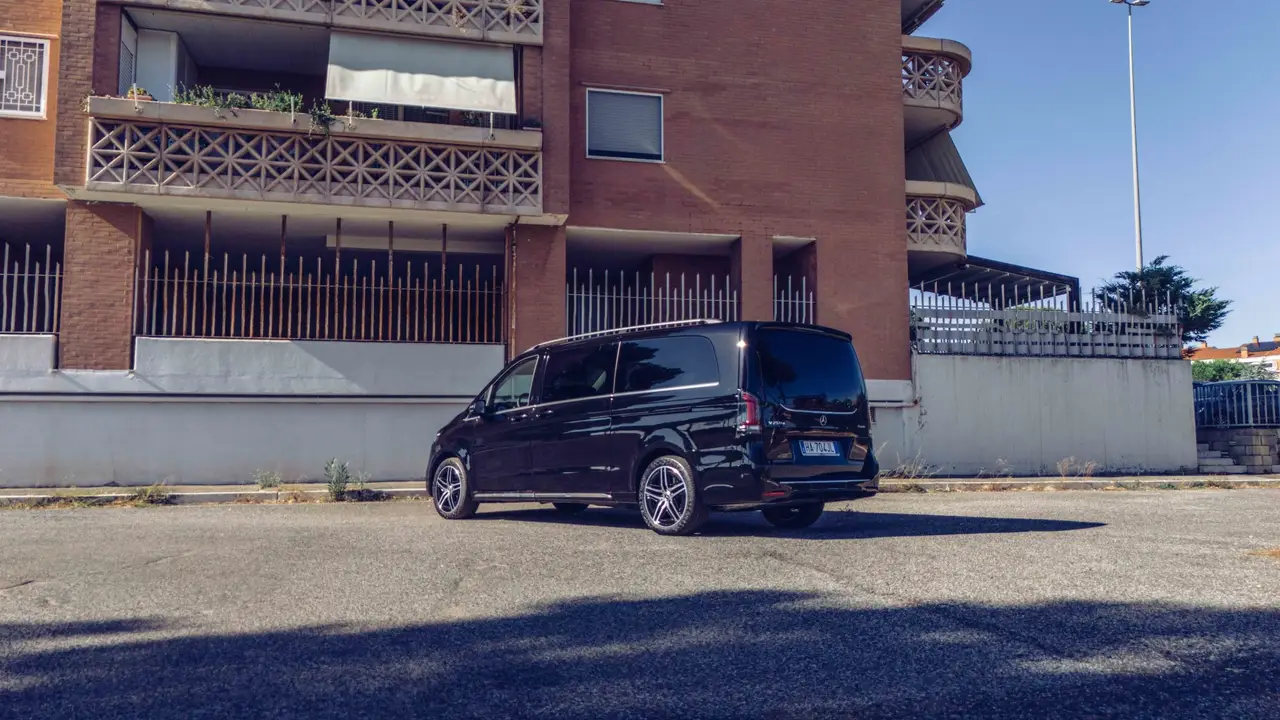 Mercedes Benz V300 4x4 XL VIP (Captain, 7 seat) 2025, interni — Rome Luxury Car Rental, Roma. Il Mercedes Benz V300 4x4 XL VIP, versione Captain a 7 posti, è la risposta a chi deve…