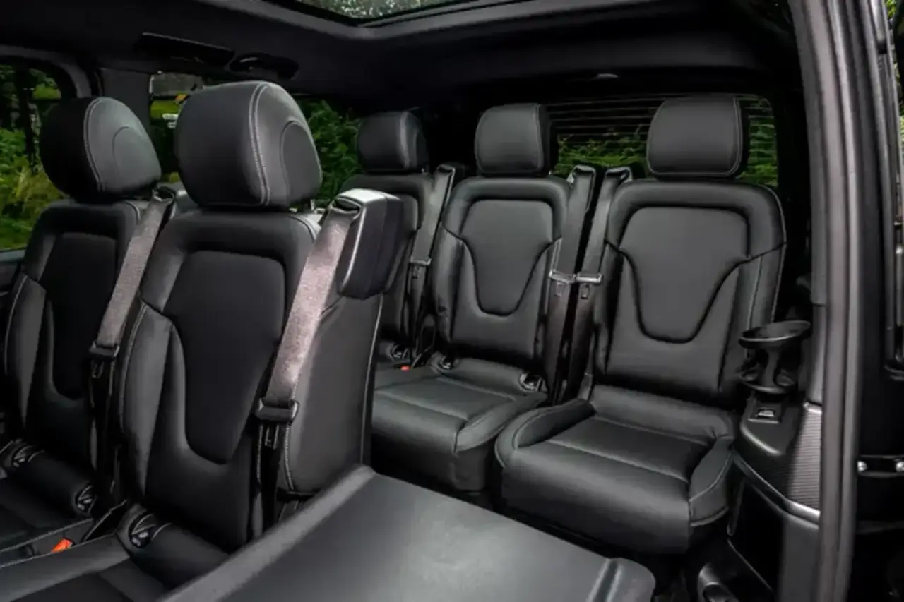 Mercedes Benz V300 8 seats 2025, esterno — Rome Luxury Car Rental, Roma. Il Mercedes Benz V300 del 2025 è pensato per chi deve muovere un gruppo numeroso senza…