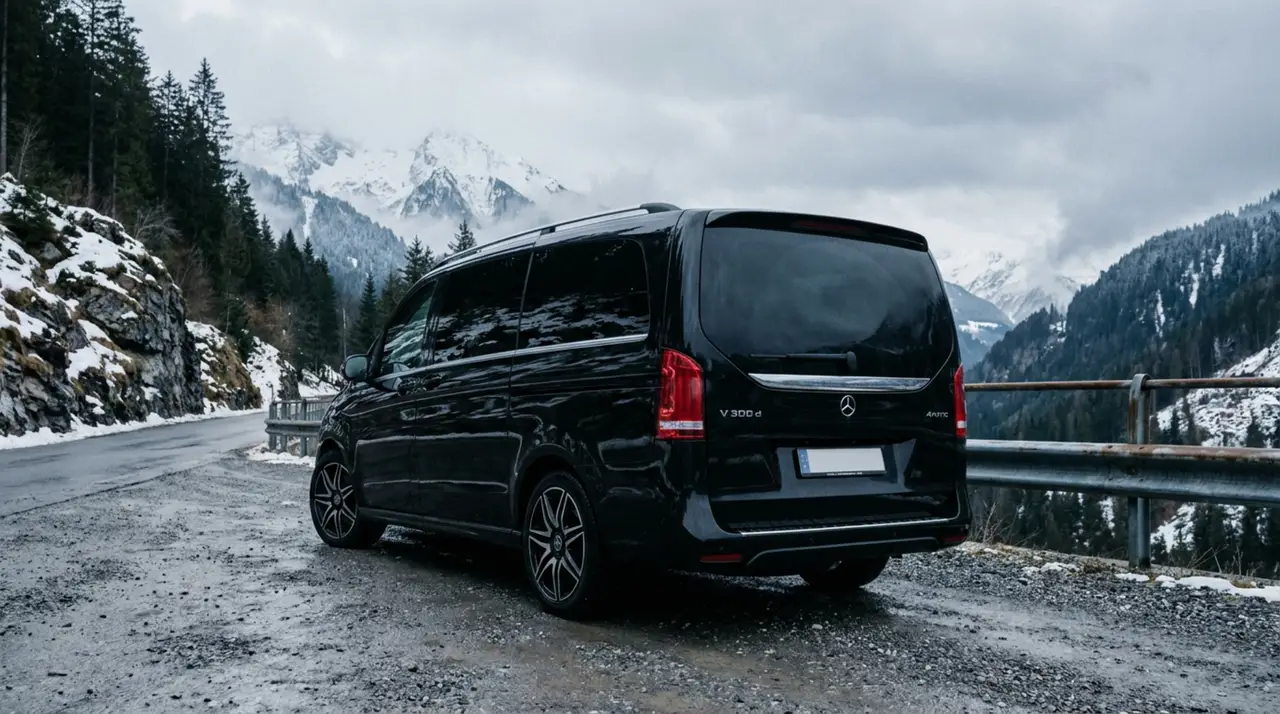Mercedes Benz V300 8 seats 2025, vista frontale — Rome Luxury Car Rental, Roma. Il Mercedes Benz V300 del 2025 è pensato per chi deve muovere un gruppo numeroso senza…