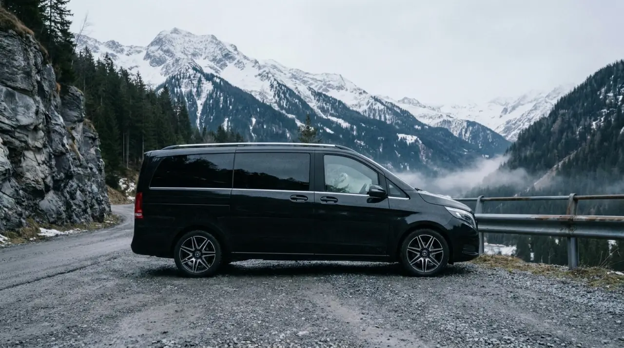 Mercedes Benz V300 8 seats 2025, vista posteriore — Rome Luxury Car Rental, Roma. Il Mercedes Benz V300 del 2025 è pensato per chi deve muovere un gruppo numeroso senza…