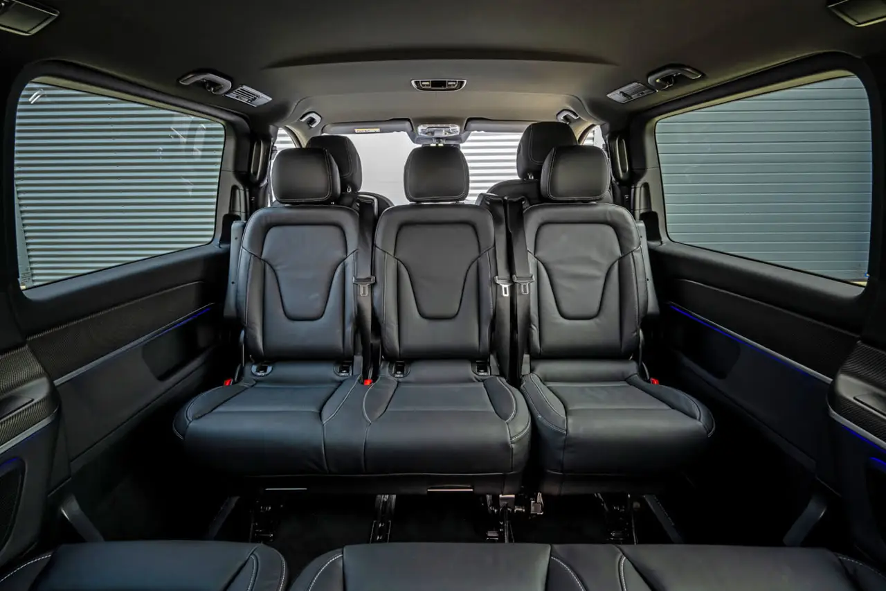 Mercedes Benz V300 8 seats 2025, interni — Rome Luxury Car Rental, Roma. Il Mercedes Benz V300 del 2025 è pensato per chi deve muovere un gruppo numeroso senza…