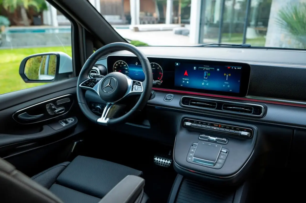 Mercedes Benz V300 8 seats 2025, cruscotto — Rome Luxury Car Rental, Roma. Il Mercedes Benz V300 del 2025 è pensato per chi deve muovere un gruppo numeroso senza…