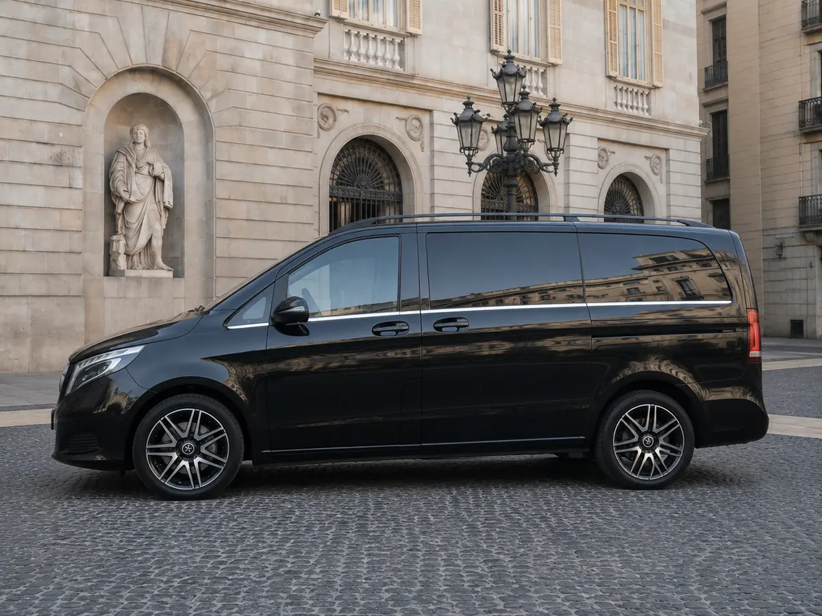 Mercedes Benz V300 8 seats 2025, exterior — Rome Luxury Car Rental, Roma. La Mercedes Benz V300 de 2025 responde a una necesidad muy concreta en Roma: mover a un…