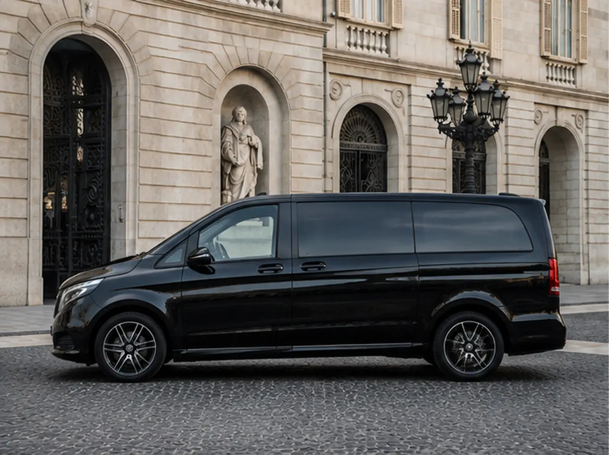 Mercedes V Class 2026, esterno — Rome Luxury Car Rental, Roma. La Mercedes Benz V Class 2026 non punta sulla scatto ma sulla capacità di portare fino a…