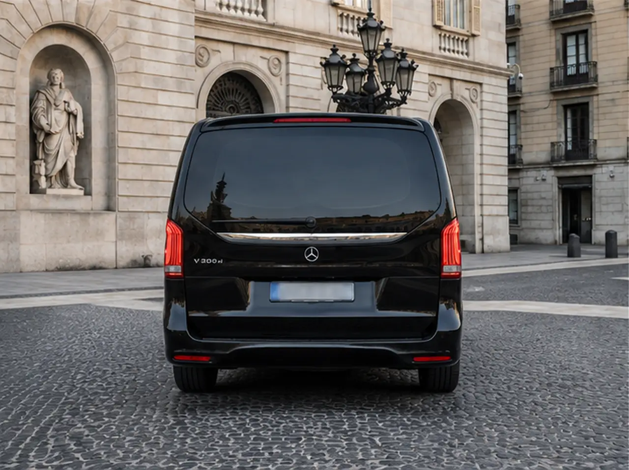 Mercedes V Class 2026, vista posteriore — Rome Luxury Car Rental, Roma. La Mercedes Benz V Class 2026 non punta sulla scatto ma sulla capacità di portare fino a…