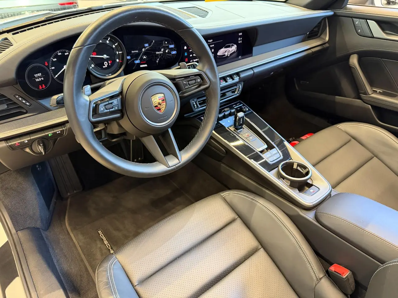 Porsche 911 Carrera S Cabrio (992) 2025, esterno — Rome Luxury Car Rental, Roma. La Porsche 911 Carrera S Cabrio (992) resta un punto di riferimento per chi cerca una…
