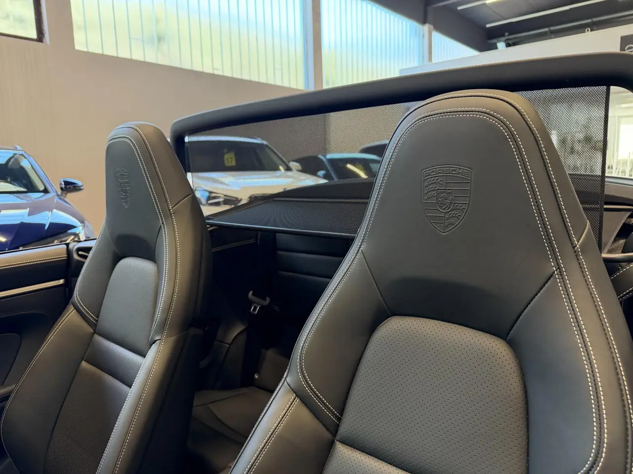 Porsche 911 Carrera S Cabrio (992) 2025, vista frontale — Rome Luxury Car Rental, Roma. La Porsche 911 Carrera S Cabrio (992) resta un punto di riferimento per chi cerca una…