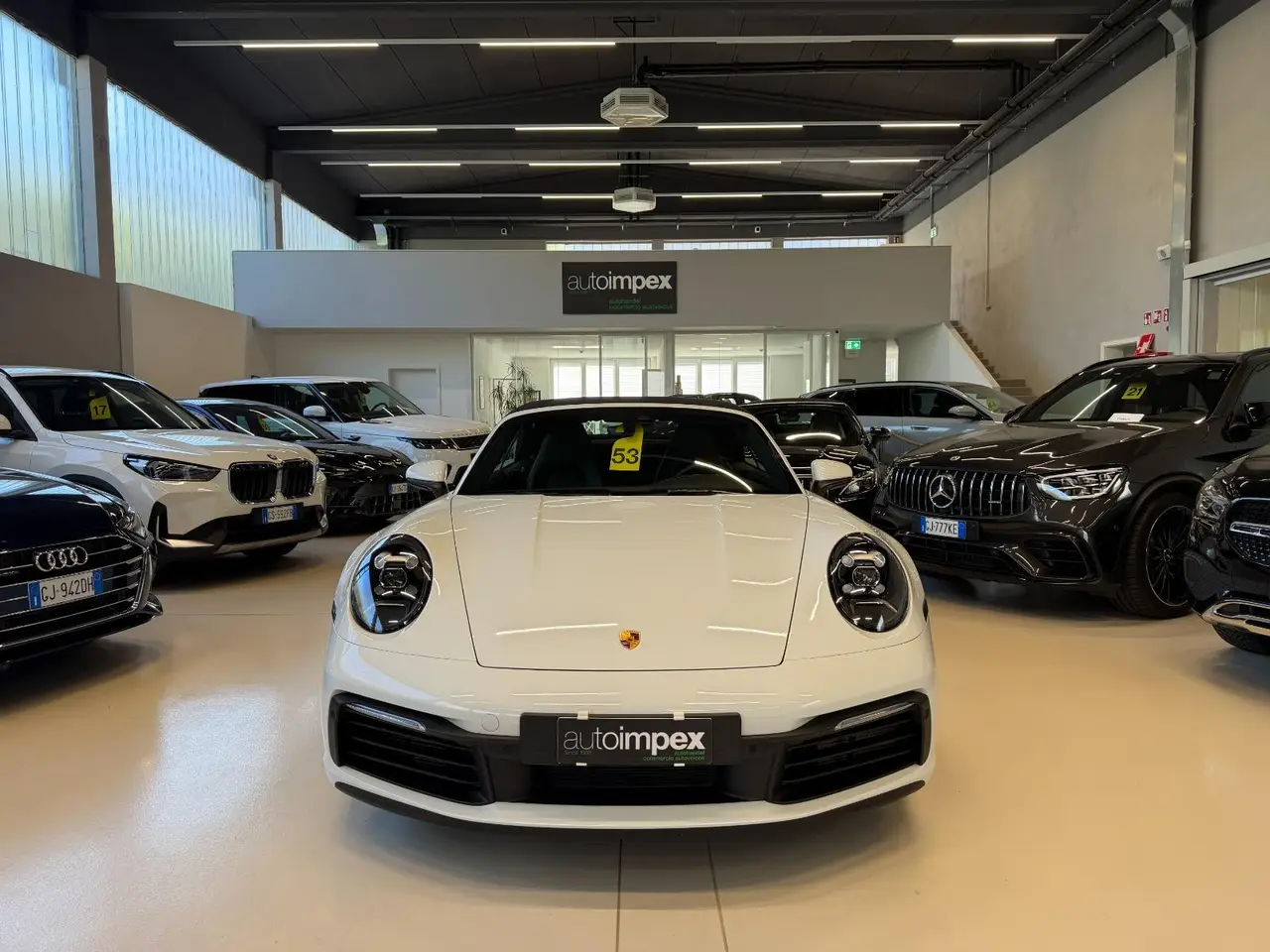 Porsche 911 Carrera S Cabrio (992) 2025, interni — Rome Luxury Car Rental, Roma. La Porsche 911 Carrera S Cabrio (992) resta un punto di riferimento per chi cerca una…
