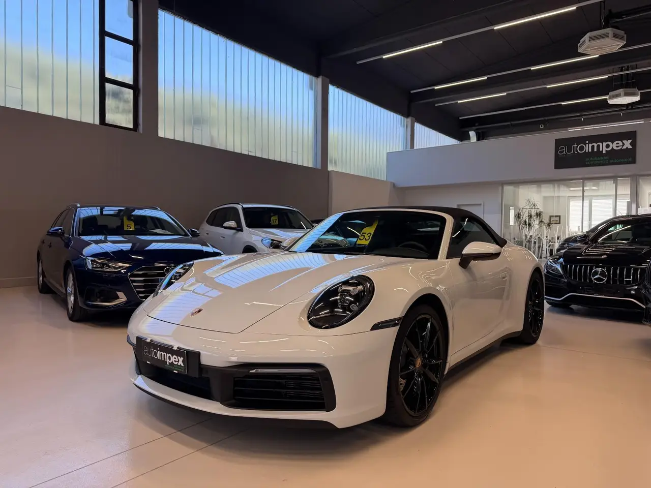 Porsche 911 Carrera S Cabrio (992) 2025, cruscotto — Rome Luxury Car Rental, Roma. La Porsche 911 Carrera S Cabrio (992) resta un punto di riferimento per chi cerca una…