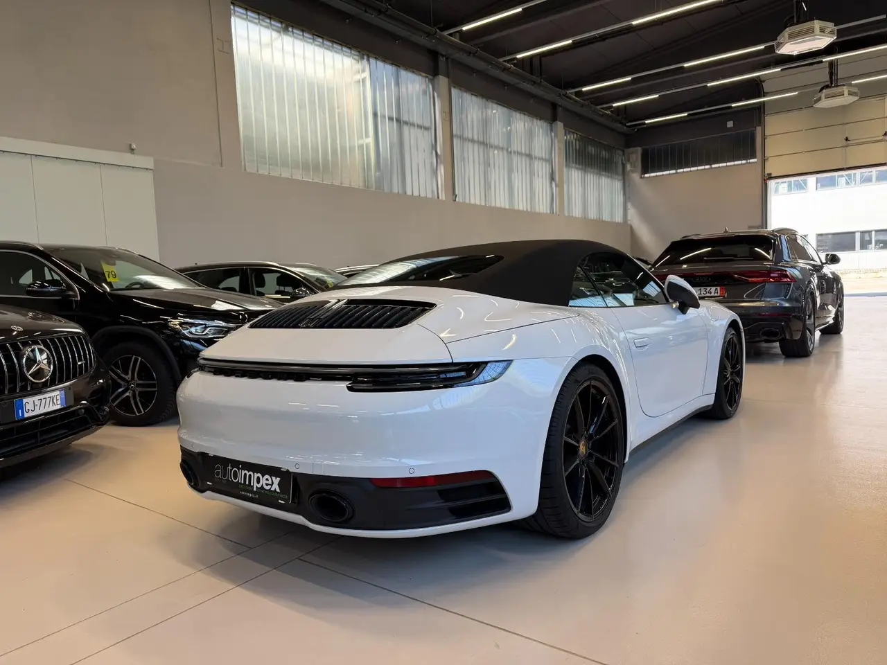 Porsche 911 Carrera S Cabrio (992) 2025, profilo laterale — Rome Luxury Car Rental, Roma. La Porsche 911 Carrera S Cabrio (992) resta un punto di riferimento per chi cerca una…