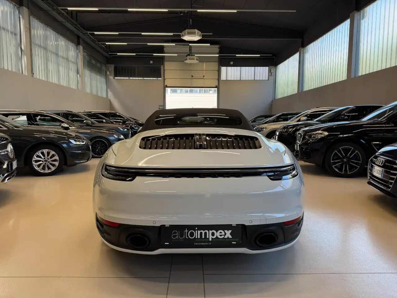 Porsche 911 Carrera S Cabrio (992) 2025, esterno — Rome Luxury Car Rental, Roma. La Porsche 911 Carrera S Cabrio (992) resta un punto di riferimento per chi cerca una…
