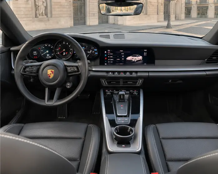 Porsche 911 Carrera S Cabrio (992) 2025, салон — Rome Luxury Car Rental, Рим. 2025 Porsche 911 Carrera S Cabrio (992) — кабриолет с отдачей 480 л.с. и четырьмя…