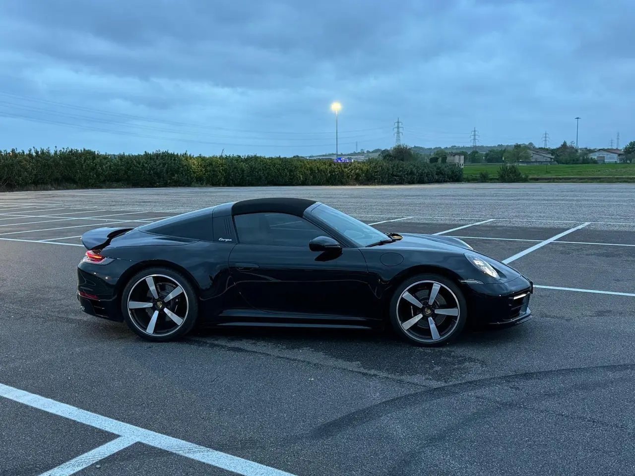 Porsche 911 Targa 2025, esterno — Rome Luxury Car Rental, Roma. La Porsche 911 Targa 2025 porta in dote quella configurazione a tetto apribile che resta…