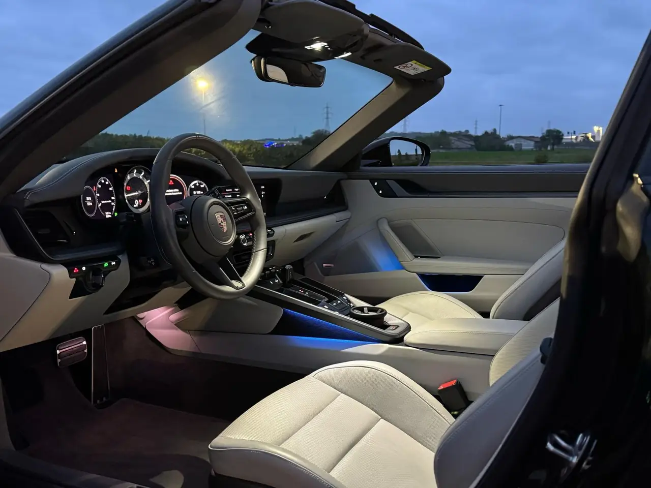 Porsche 911 Targa 2025, vista frontale — Rome Luxury Car Rental, Roma. La Porsche 911 Targa 2025 porta in dote quella configurazione a tetto apribile che resta…