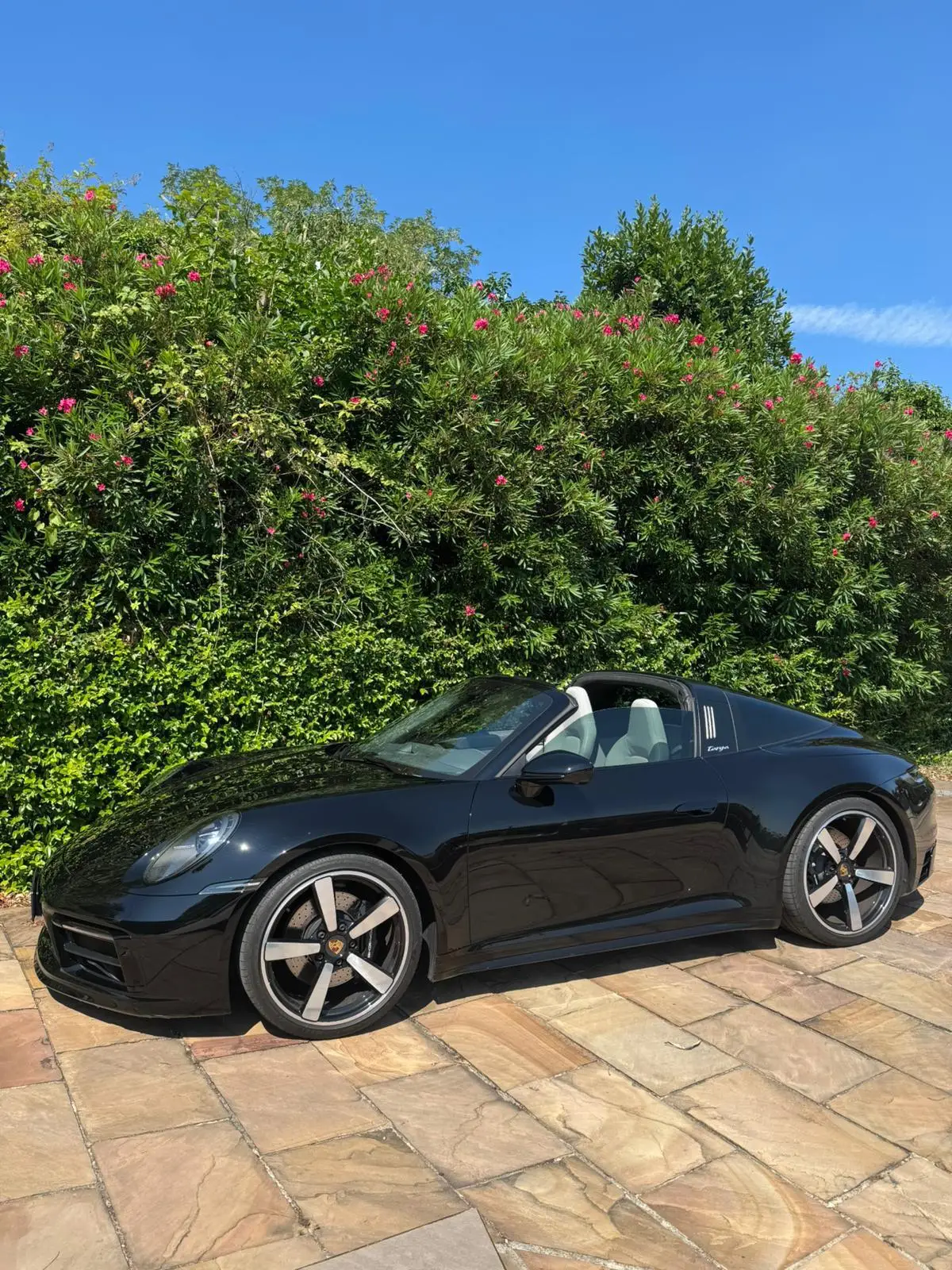 Porsche 911 Targa 2025, vista posteriore — Rome Luxury Car Rental, Roma. La Porsche 911 Targa 2025 porta in dote quella configurazione a tetto apribile che resta…