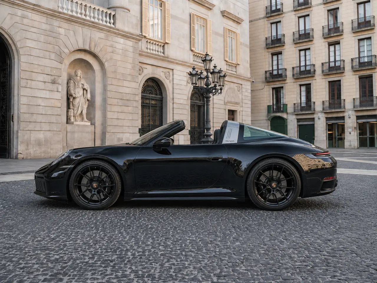 Porsche 911 Targa 2025, esterno — Rome Luxury Car Rental, Roma. La Porsche 911 Targa 2025 porta in dote quella configurazione a tetto apribile che resta…