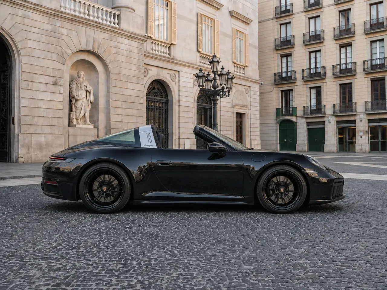 Porsche 911 Targa 2025, vista frontale — Rome Luxury Car Rental, Roma. La Porsche 911 Targa 2025 porta in dote quella configurazione a tetto apribile che resta…