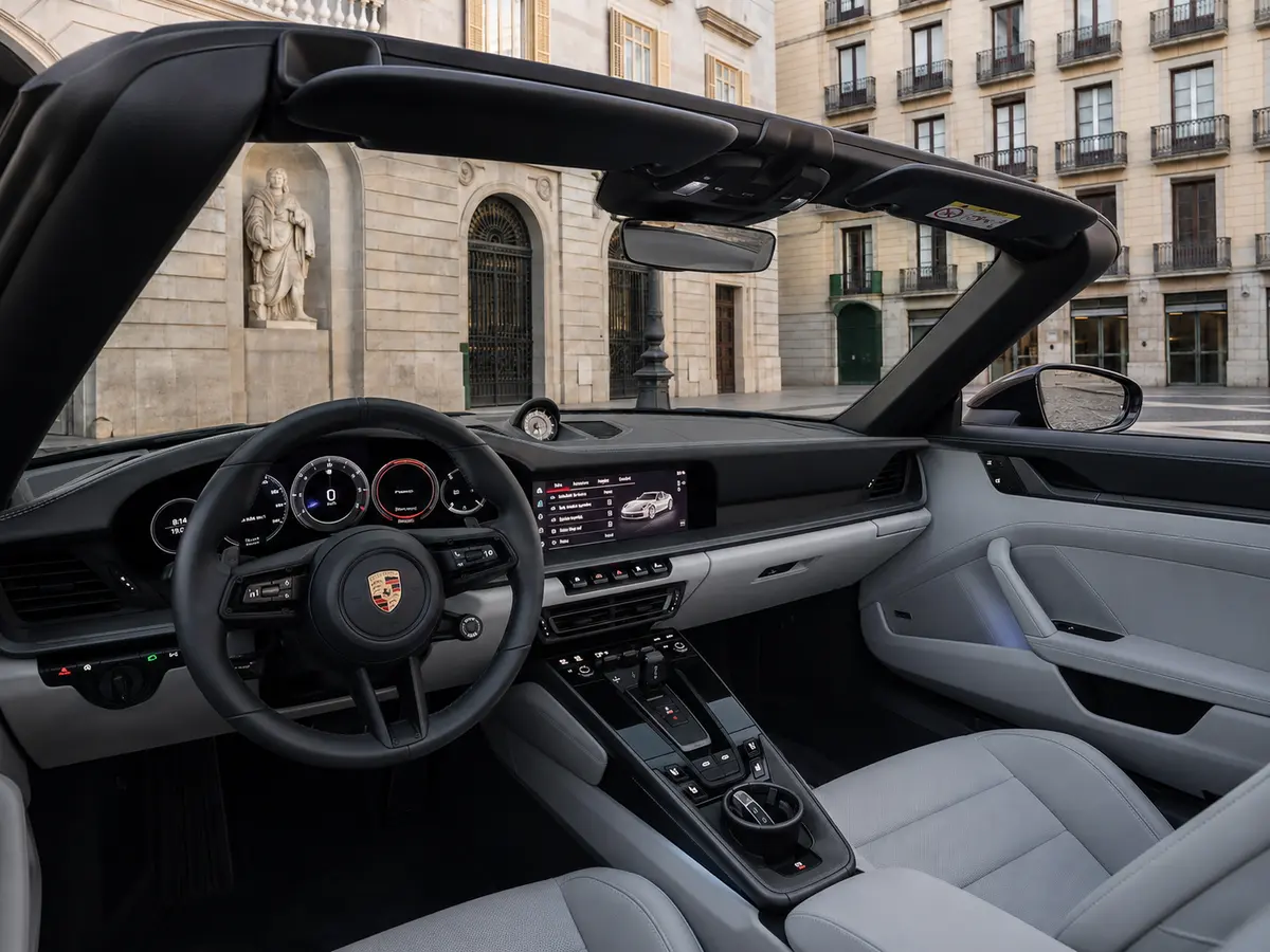 Porsche 911 Targa 2025, interni — Rome Luxury Car Rental, Roma. La Porsche 911 Targa 2025 porta in dote quella configurazione a tetto apribile che resta…