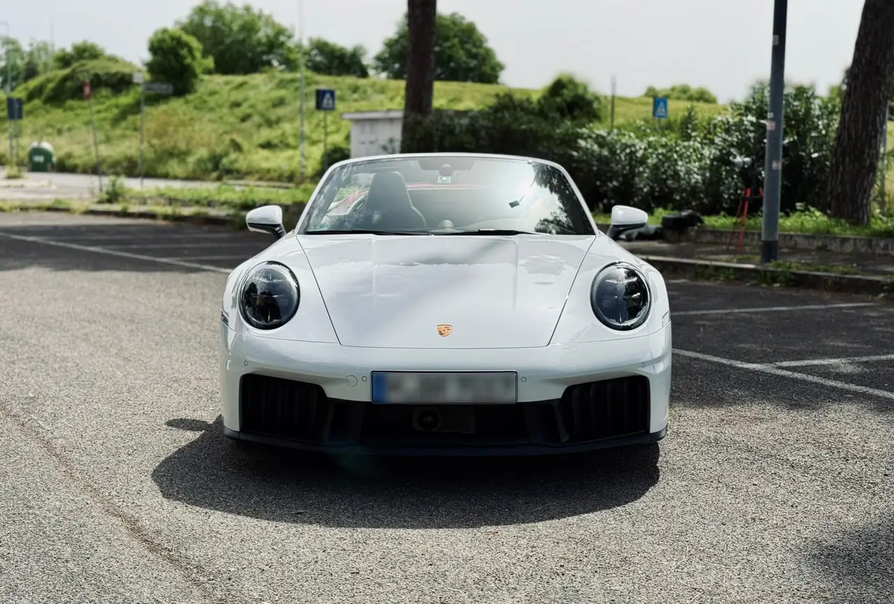 Porsche 992.2 Carrera 4 GTS Cabrio 2025, esterno — Rome Luxury Car Rental, Roma. La Porsche 992.2 Carrera 4 GTS Cabrio del 2026 è la versione della gamma 911 pensata per…