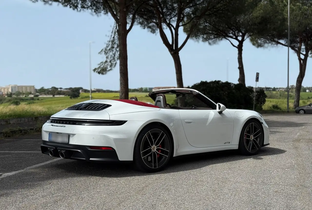 Porsche 992.2 Carrera 4 GTS Cabrio 2025, vista frontale — Rome Luxury Car Rental, Roma. La Porsche 992.2 Carrera 4 GTS Cabrio del 2026 è la versione della gamma 911 pensata per…