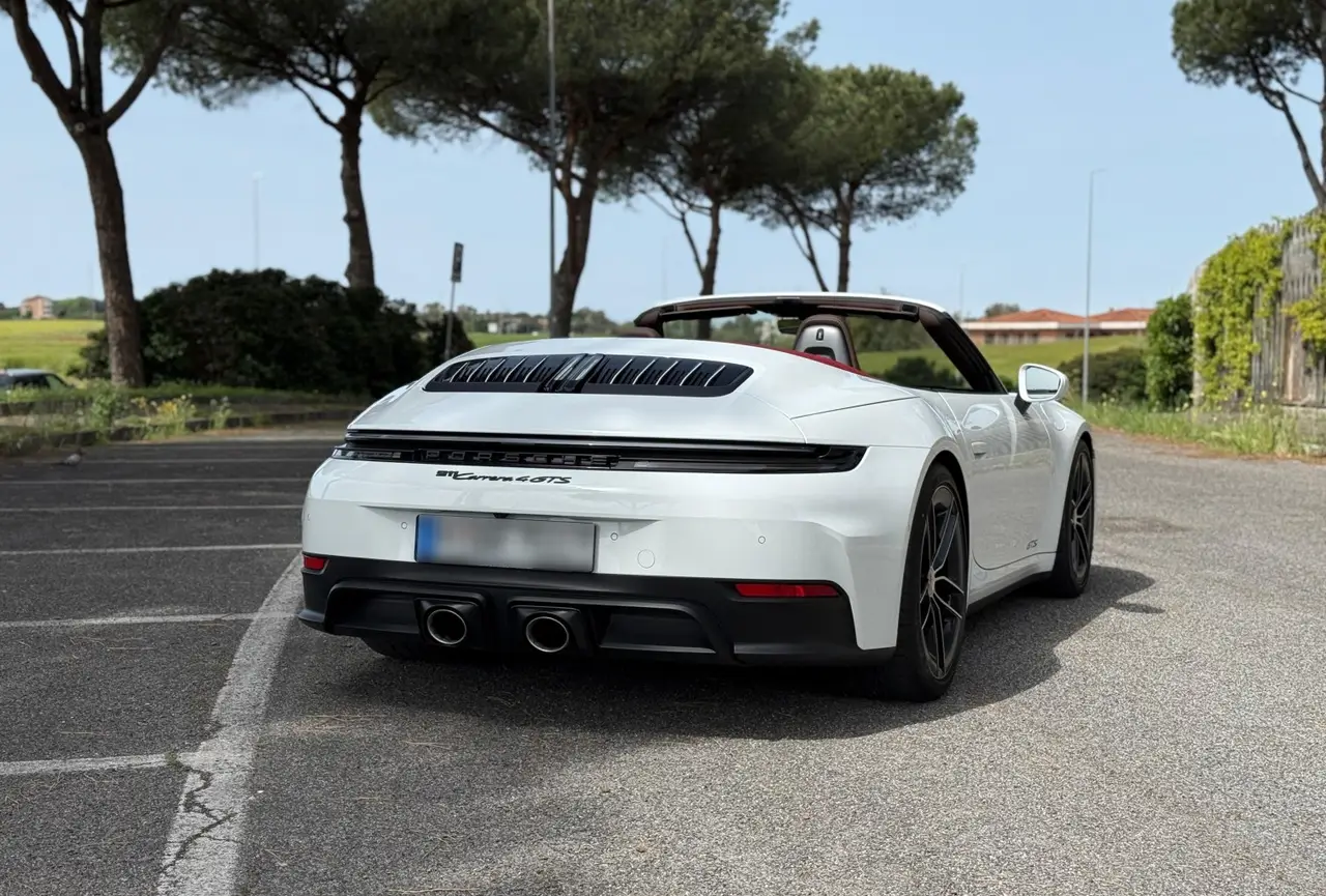 Porsche 992.2 Carrera 4 GTS Cabrio 2025, vista posteriore — Rome Luxury Car Rental, Roma. La Porsche 992.2 Carrera 4 GTS Cabrio del 2026 è la versione della gamma 911 pensata per…