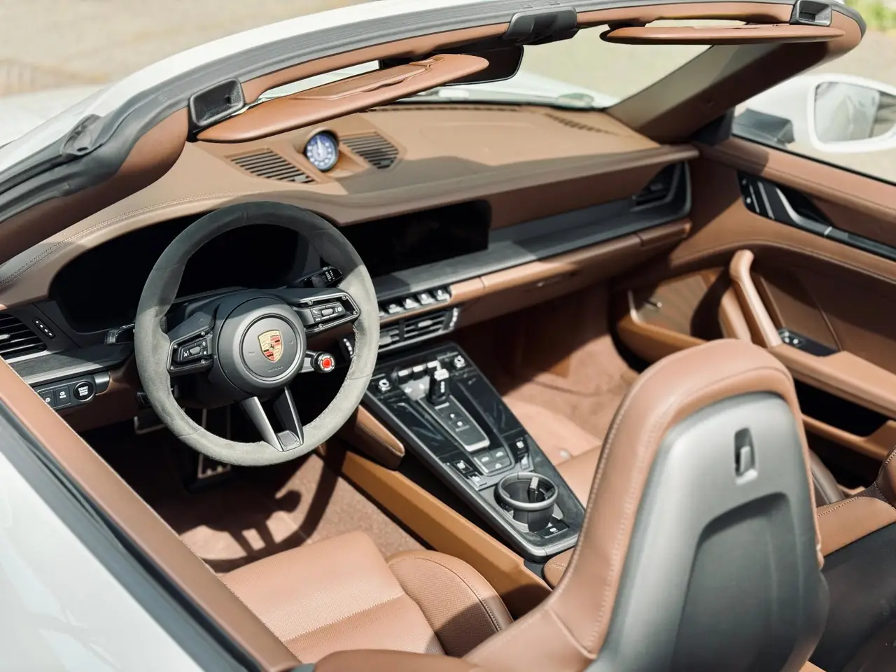 Porsche 992.2 Carrera 4 GTS Cabrio 2025, interni — Rome Luxury Car Rental, Roma. La Porsche 992.2 Carrera 4 GTS Cabrio del 2026 è la versione della gamma 911 pensata per…