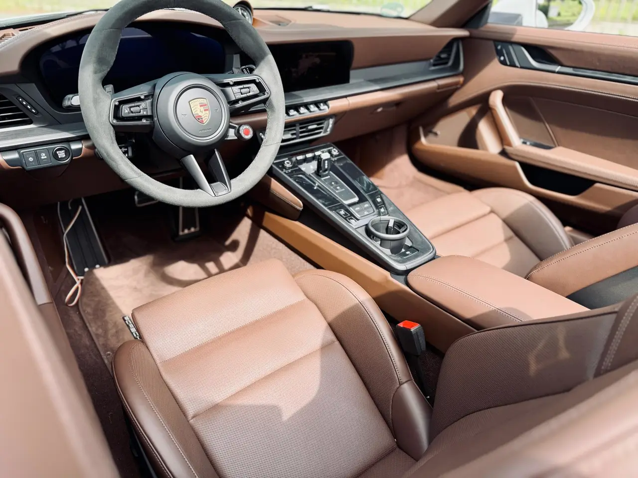 Porsche 992.2 Carrera 4 GTS Cabrio 2025, cruscotto — Rome Luxury Car Rental, Roma. La Porsche 992.2 Carrera 4 GTS Cabrio del 2026 è la versione della gamma 911 pensata per…