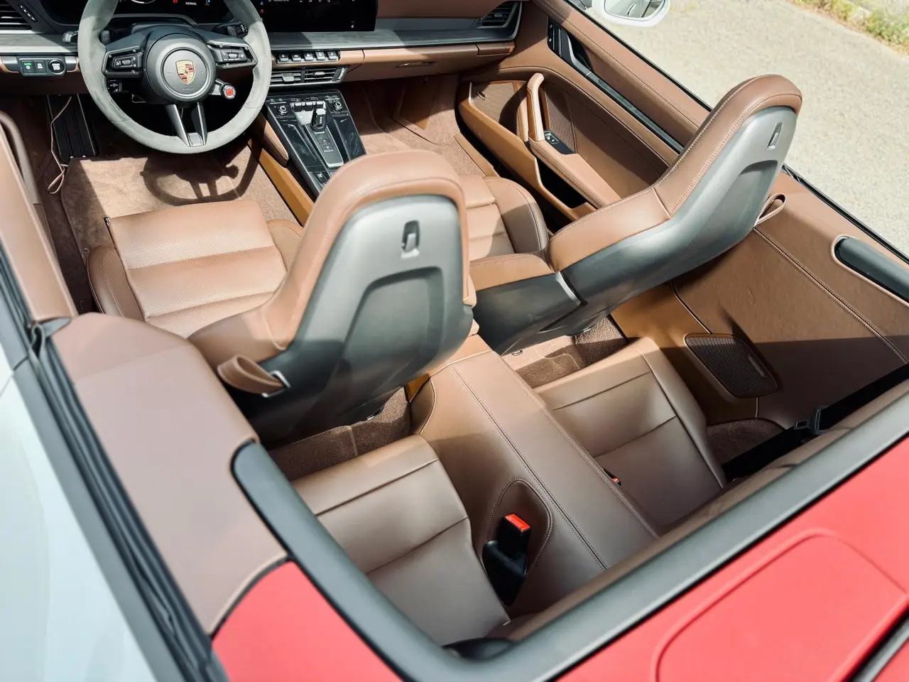 Porsche 992.2 Carrera 4 GTS Cabrio 2025, profilo laterale — Rome Luxury Car Rental, Roma. La Porsche 992.2 Carrera 4 GTS Cabrio del 2026 è la versione della gamma 911 pensata per…