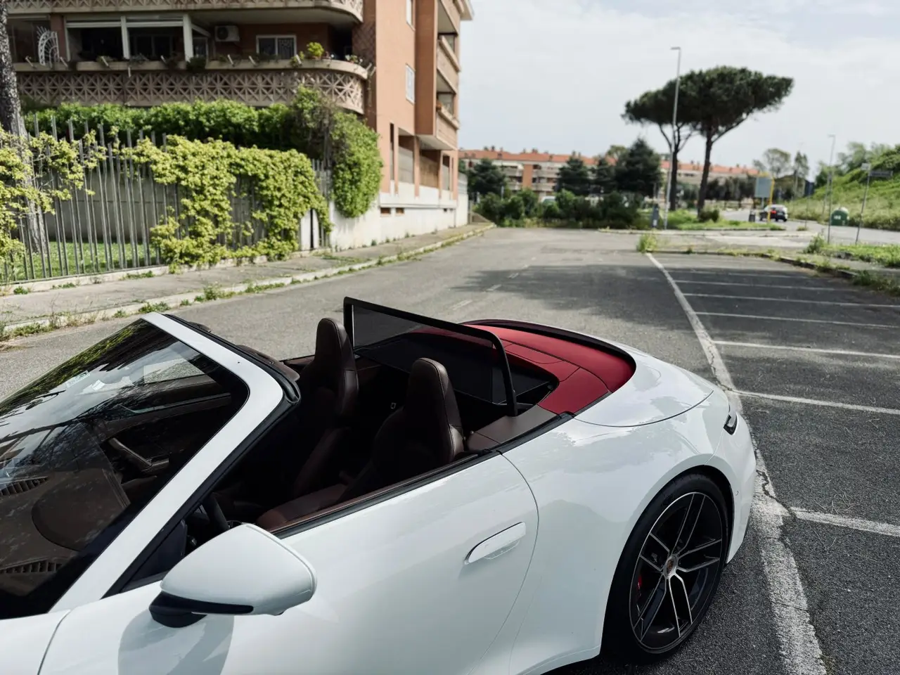 Porsche 992.2 Carrera 4 GTS Cabrio 2025, esterno — Rome Luxury Car Rental, Roma. La Porsche 992.2 Carrera 4 GTS Cabrio del 2026 è la versione della gamma 911 pensata per…