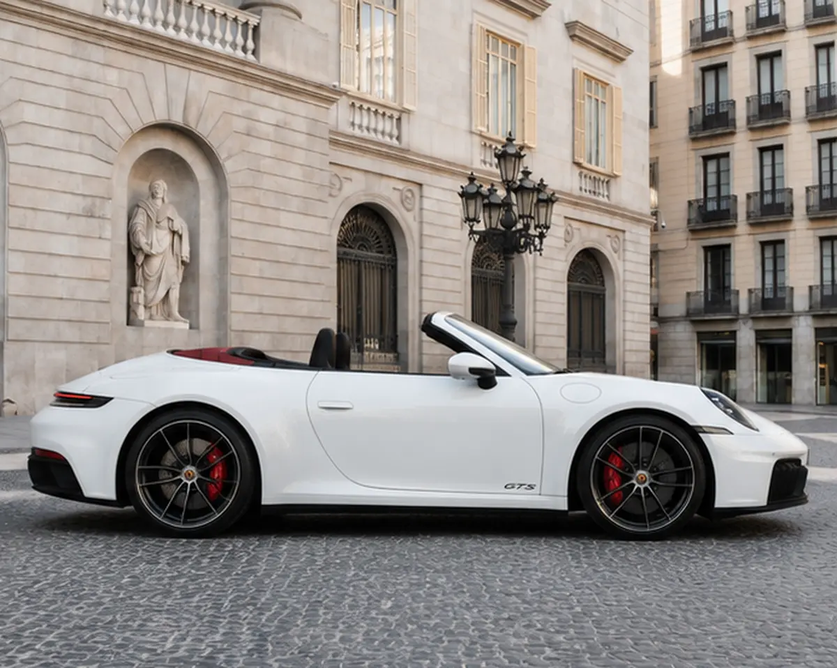 Porsche 992.2 Carrera 4 GTS Cabrio 2025, vista frontal — Rome Luxury Car Rental, Roma. El Porsche 992.2 Carrera 4 GTS Cabrio de 2025 reúne 540 CV y tracción integral en una…