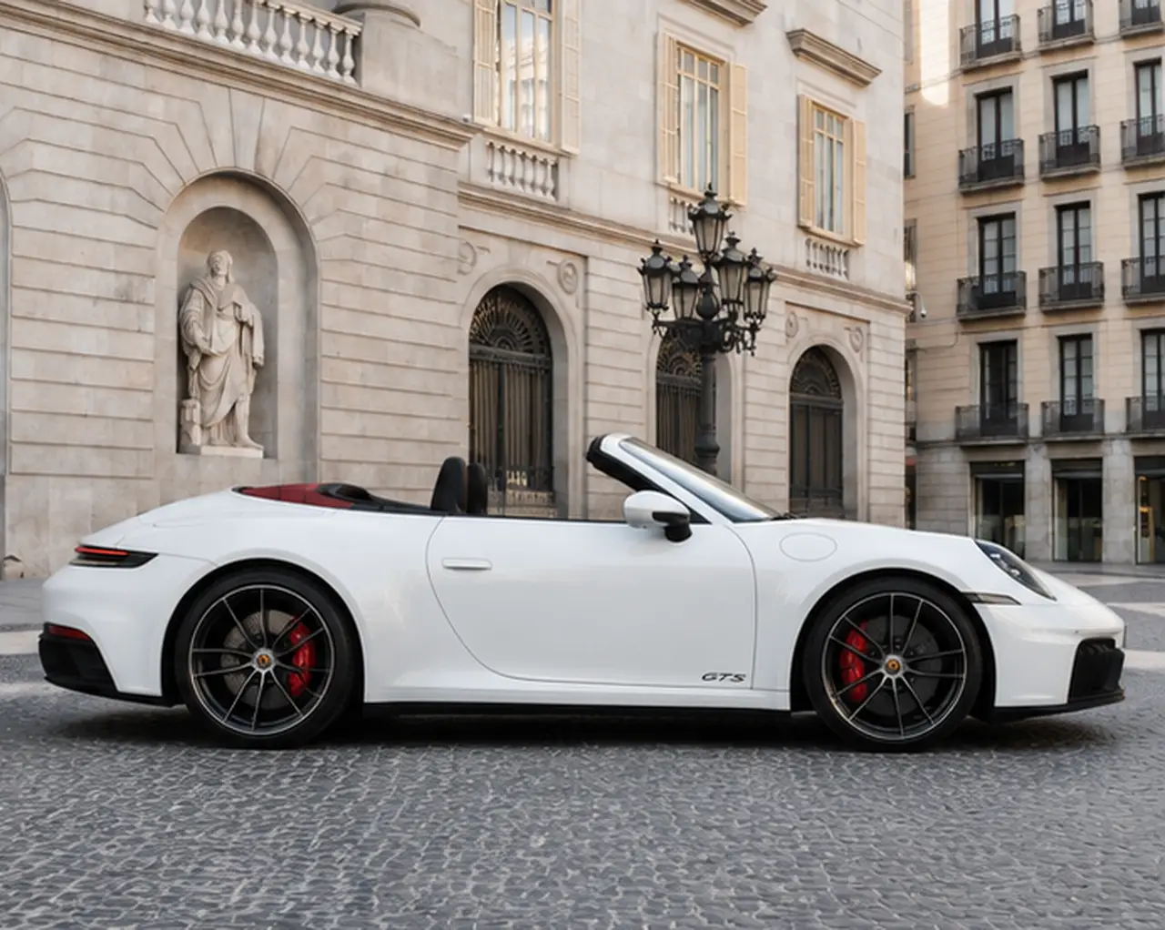 Porsche 992.2 Carrera 4 GTS Cabrio 2025, вид спереди — Rome Luxury Car Rental, Рим. Porsche 992.2 Carrera 4 GTS Cabrio — кабриолет с постоянным полным приводом и четырьмя…