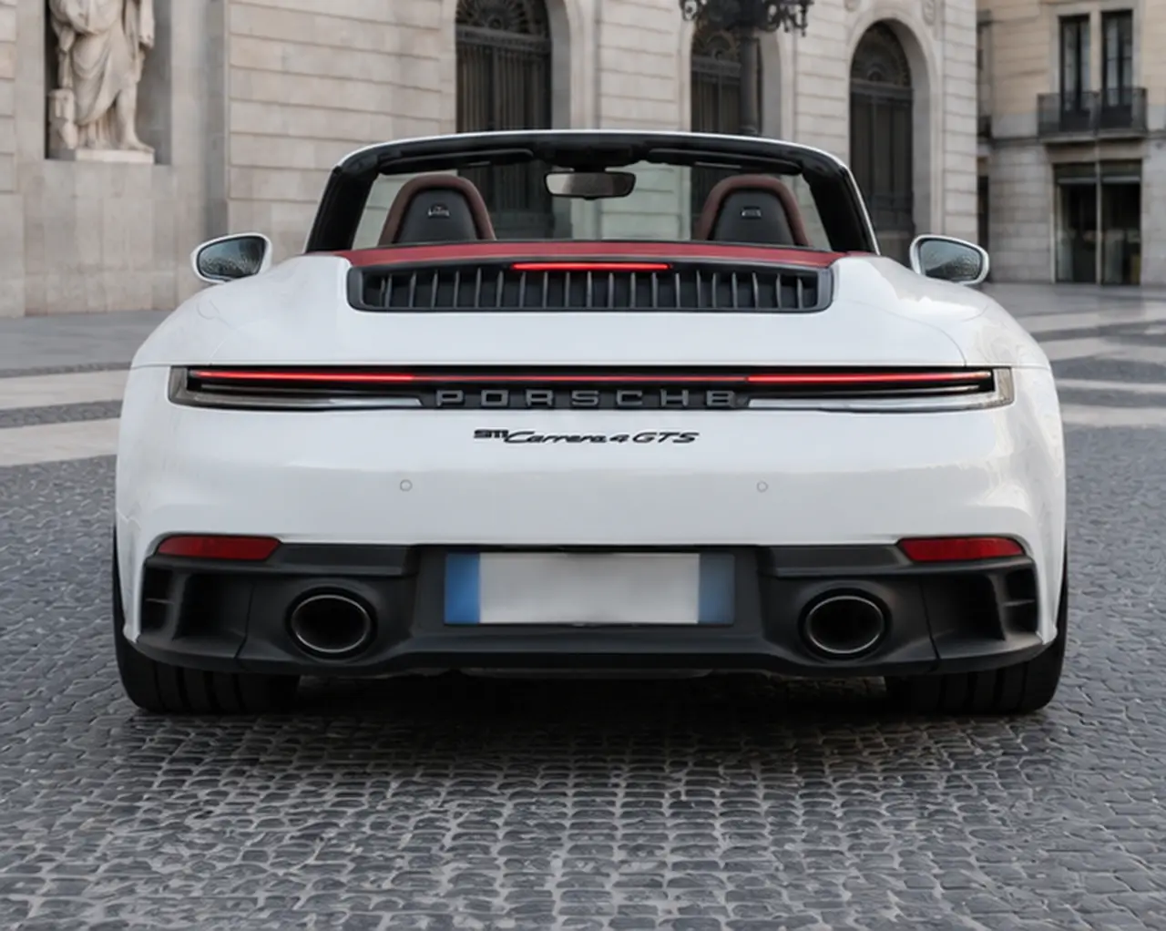 Porsche 992.2 Carrera 4 GTS Cabrio 2025, вид сзади — Rome Luxury Car Rental, Рим. Porsche 992.2 Carrera 4 GTS Cabrio — кабриолет с постоянным полным приводом и четырьмя…