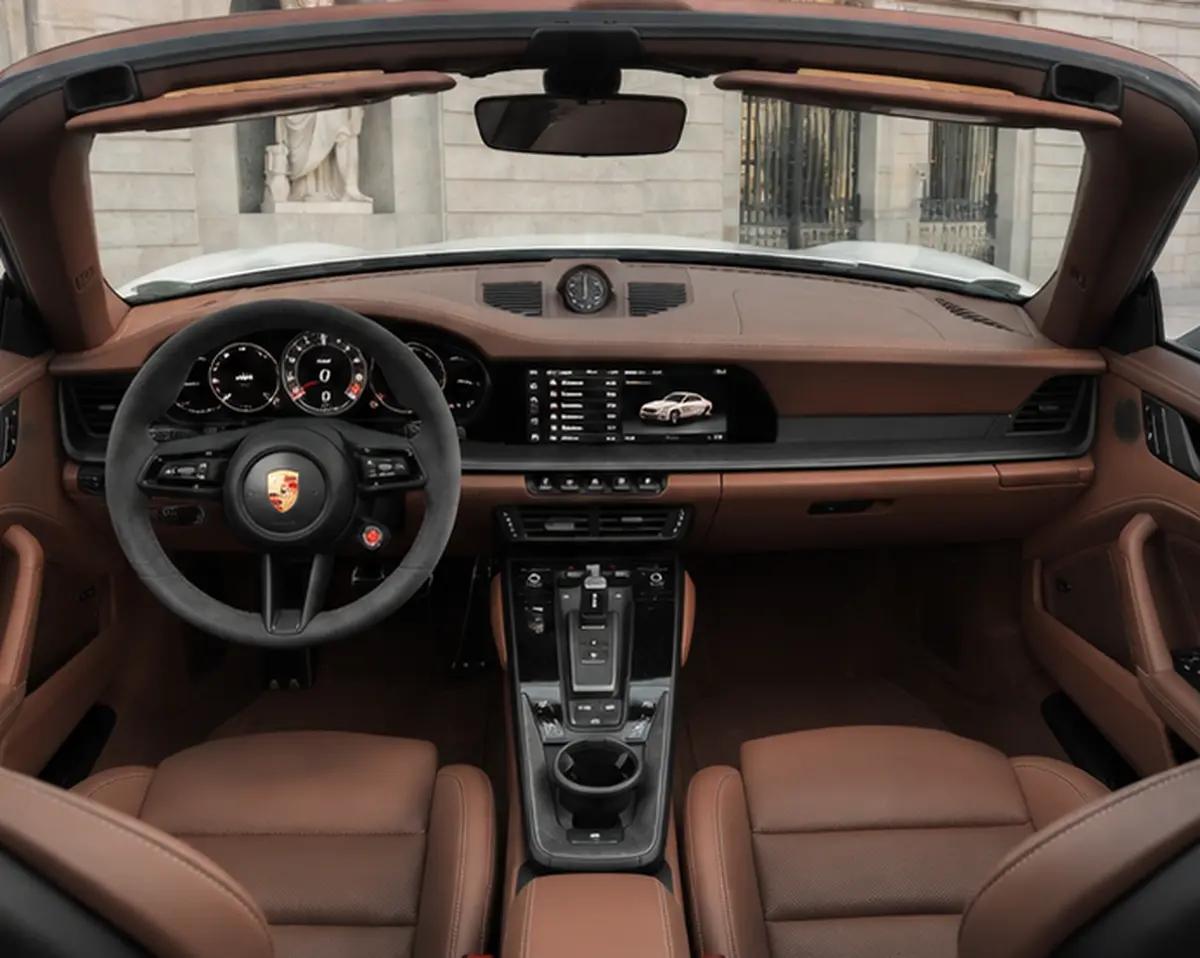 Porsche 992.2 Carrera 4 GTS Cabrio 2025, interior — Rome Luxury Car Rental, Roma. El Porsche 992.2 Carrera 4 GTS Cabrio de 2025 reúne 540 CV y tracción integral en una…