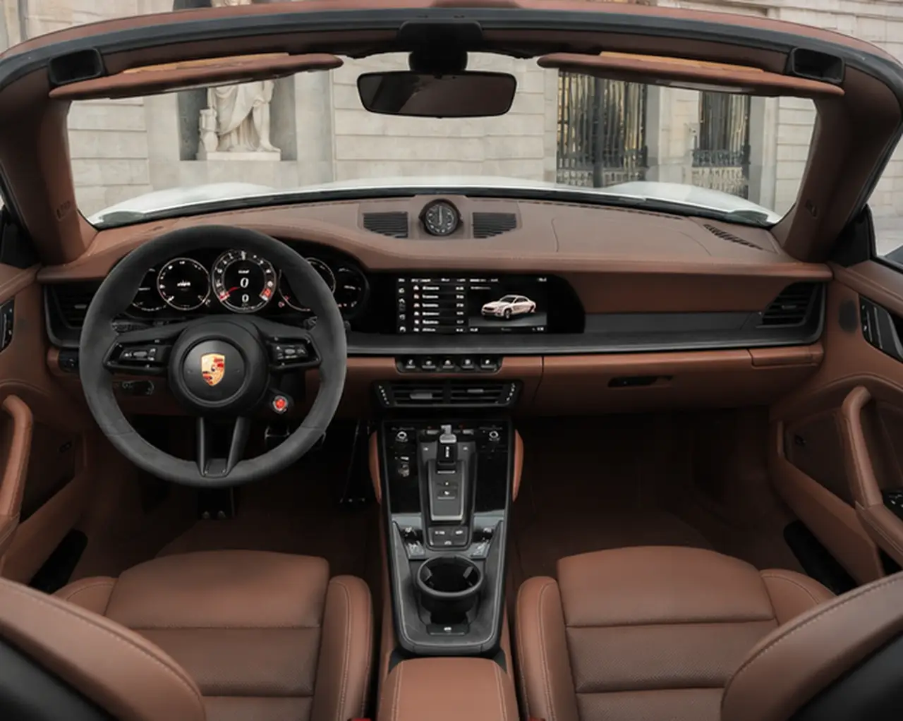 Porsche 992.2 Carrera 4 GTS Cabrio 2025, салон — Rome Luxury Car Rental, Рим. Porsche 992.2 Carrera 4 GTS Cabrio — кабриолет с постоянным полным приводом и четырьмя…