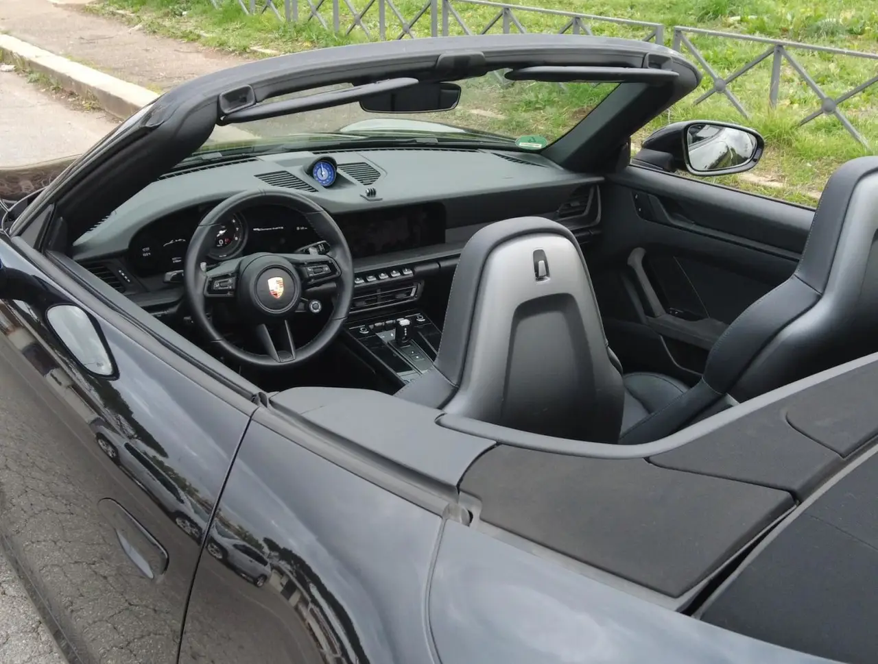 Porsche 992 Carrera 4 GTS Cabrio 2024, салон — Rome Luxury Car Rental, Рим. 2024 Porsche 992 Carrera 4 GTS Cabrio — вариант для тех, кто хочет открытую крышу без…