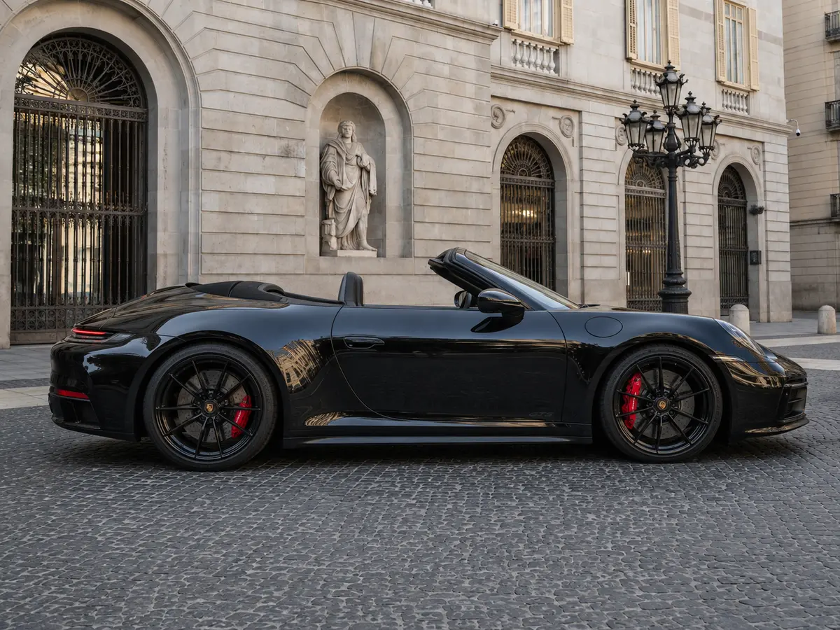 Porsche 992 Carrera 4 GTS Cabrio 2024, vista frontal — Rome Luxury Car Rental, Roma. El Porsche 992 Carrera 4 GTS Cabrio de 2024 reúne 480 CV con tracción integral, una…