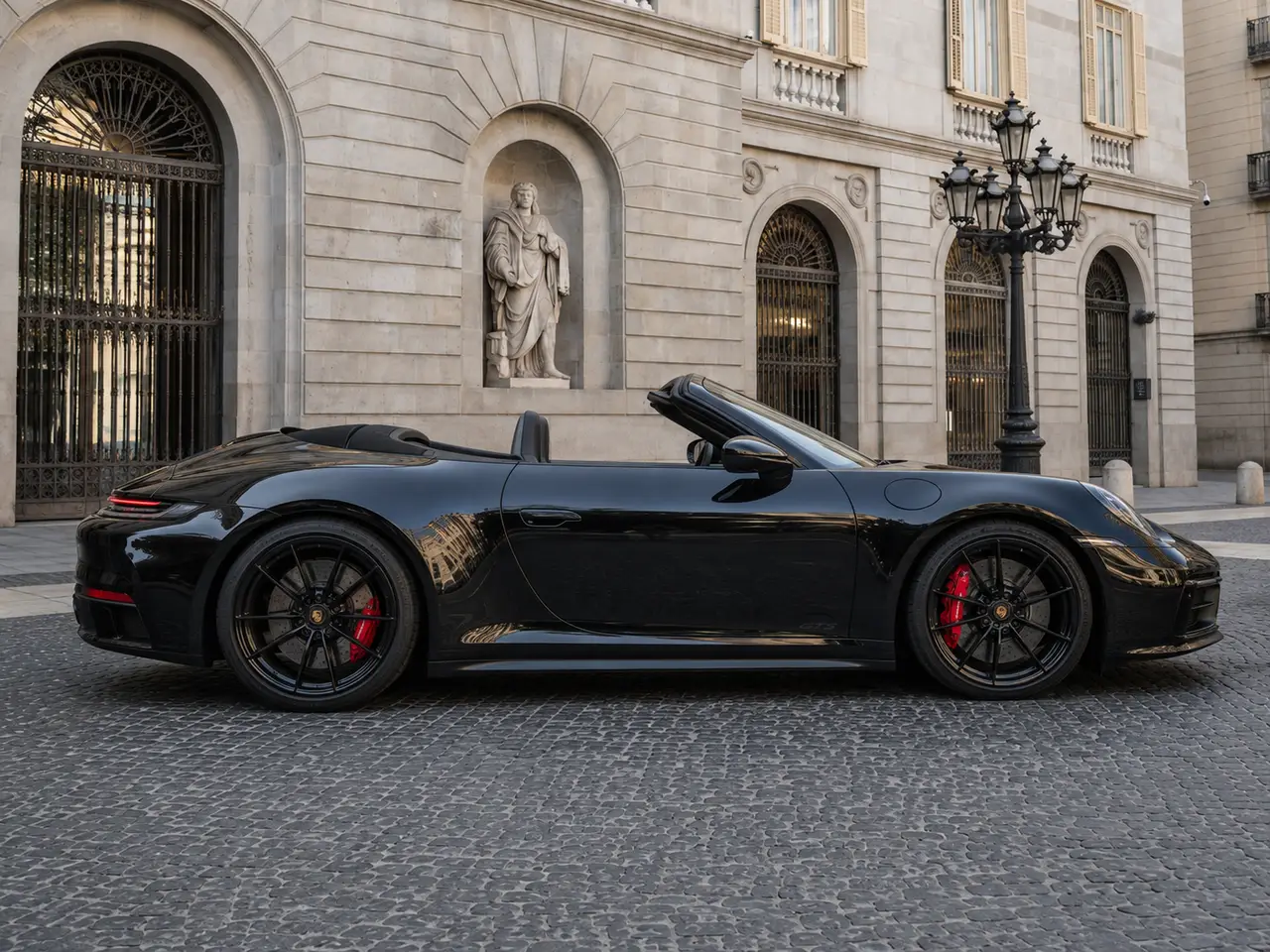 Porsche 992 Carrera 4 GTS Cabrio 2024, vista frontal — Rome Luxury Car Rental, Roma. El Porsche 992 Carrera 4 GTS Cabrio de 2024 reúne 480 CV con tracción integral, una…