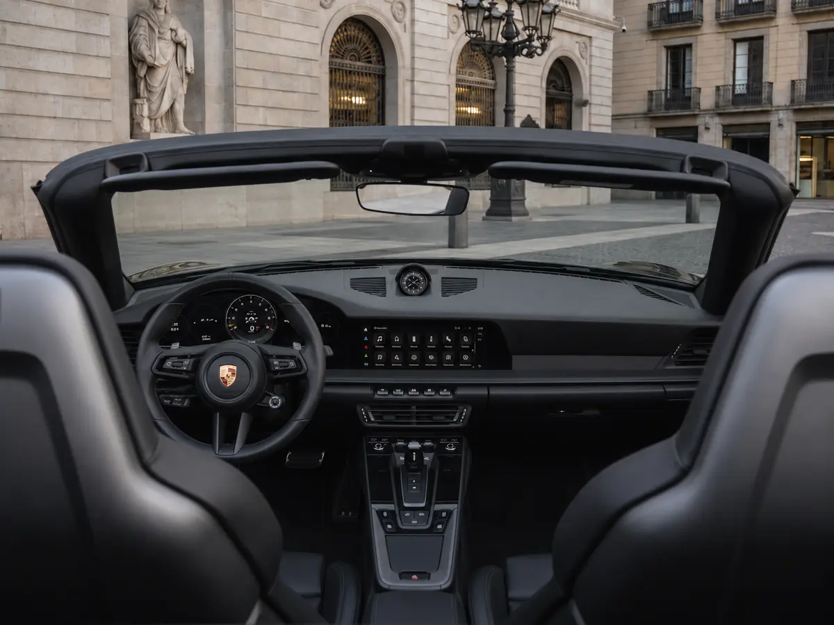 Porsche 992 Carrera 4 GTS Cabrio 2024, interior — Rome Luxury Car Rental, Roma. El Porsche 992 Carrera 4 GTS Cabrio de 2024 reúne 480 CV con tracción integral, una…