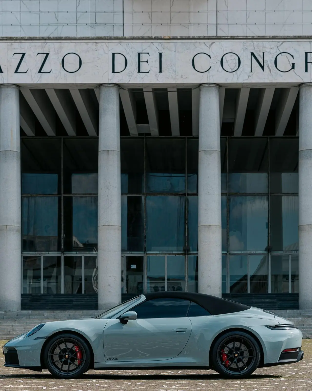 Porsche Carrera Spyder 992,2 GTS 2025, esterno — Rome Luxury Car Rental, Roma. La Porsche Carrera Spyder 992,2 GTS unisce la trazione posteriore classica della gamma…